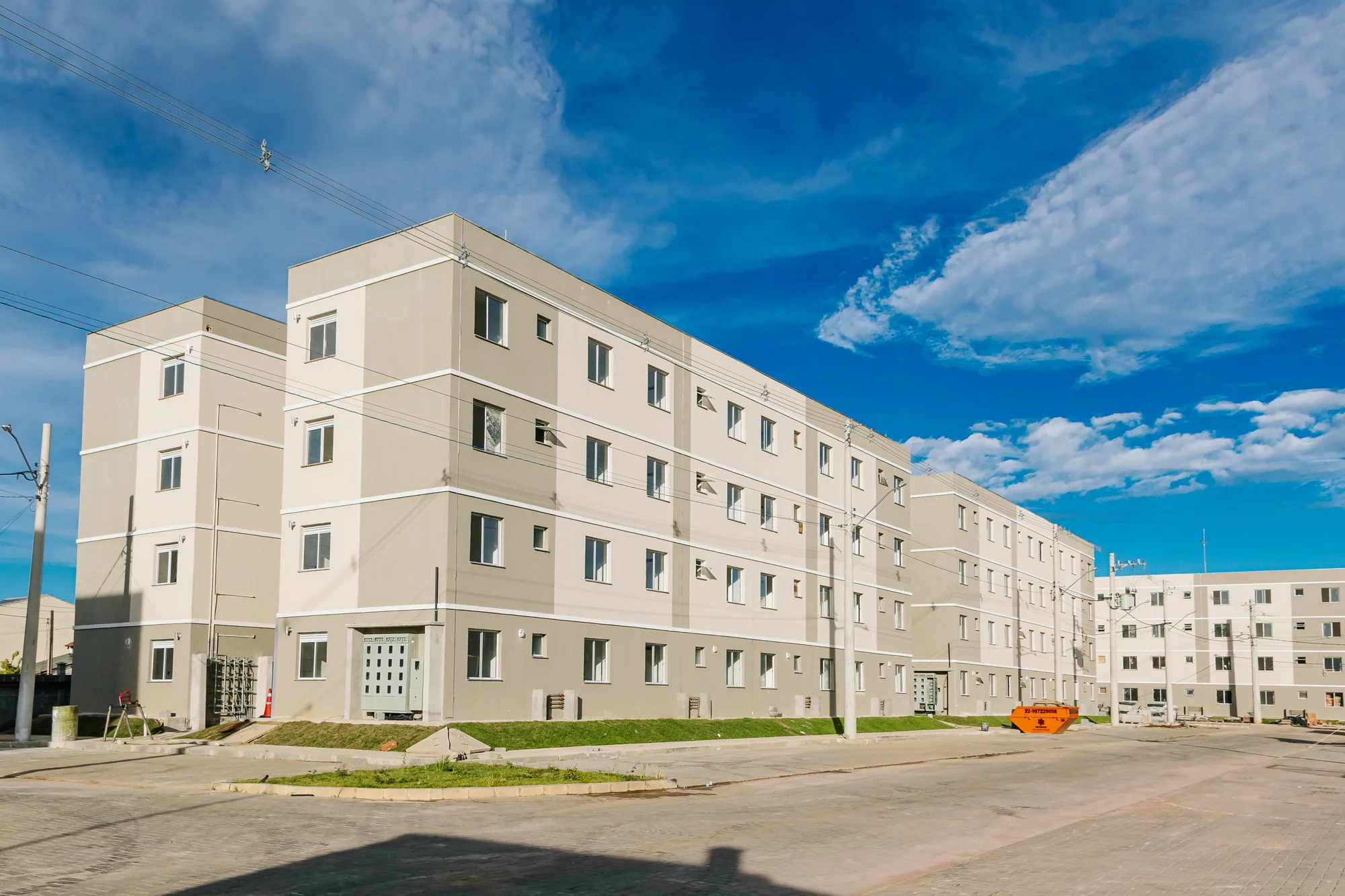 Fachada de condomínio residencial entregue pela Rocha Lourenço, sem pessoas